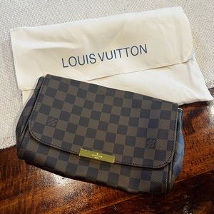 NON-authentic Luis clutch.